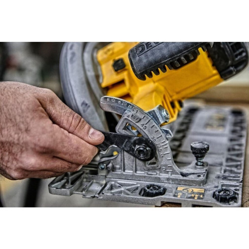 DeWalt DWE576K (230/240V)