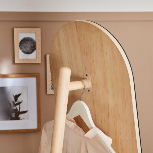 Espejo enmarcado con pie (suelo) rectangular Nordyk pysche MDF beige mate INSPIRE de 36x149.9 cm. Incluye estante trasero y barra para colgar percha.