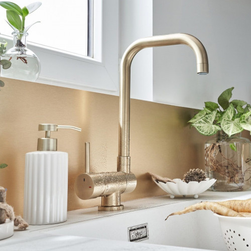 Grifo de cocina abatible ESSEBAGNO New Oslo oro cepillado.