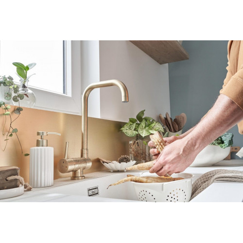Grifo de cocina abatible ESSEBAGNO New Oslo oro cepillado.