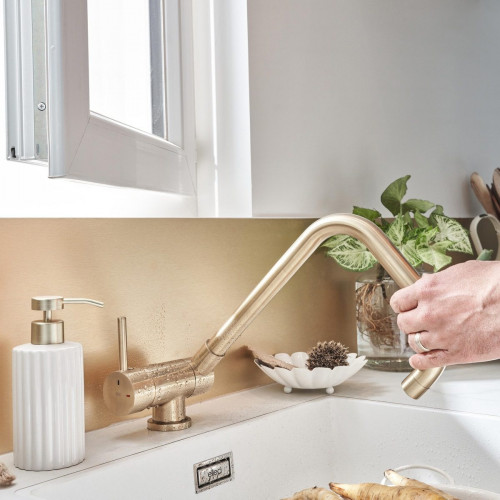 Grifo de cocina abatible ESSEBAGNO New Oslo oro cepillado.