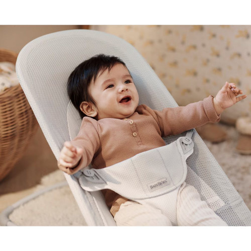 Hamaca Babybjörn Balance Soft tejido Mesh Gris claro