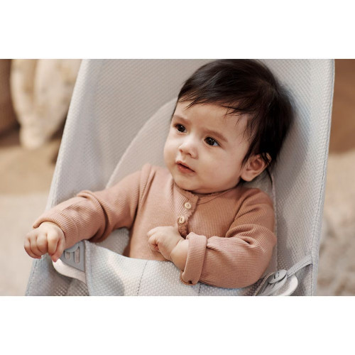 Hamaca Babybjörn Balance Soft tejido Mesh Gris claro