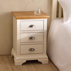 Mesita de noche de madera de roble con 3 cajones Hampstead EuroVolter Blanco roto/Roble