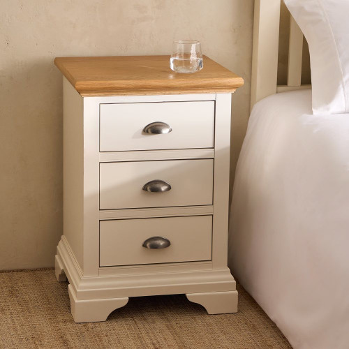 Mesita de noche de madera de roble con 3 cajones Hampstead EuroVolter Blanco roto/Roble