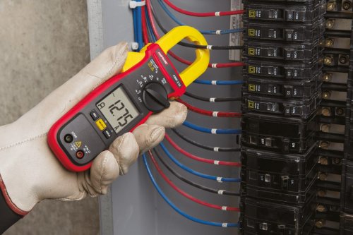 Pinza amperimétrica AMP-210, digital, CA, hasta 600 A.