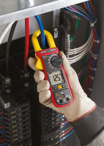 Pinza amperimétrica AMP-310, digital, CA, hasta 600 A.