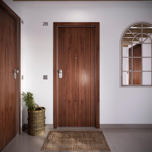 Puerta de entrada acorazada serie Omega liso sapelly / interior liso blanco apertura derecha 204x84cm