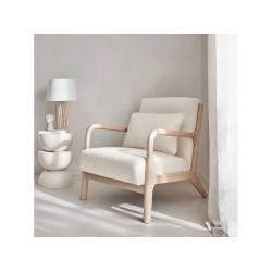 Sillón escandinavo de madera y tela de borreguito texturizado beige