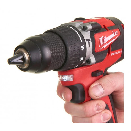 Taladro Percutor M18 con 2 baterías 2Ah + Cargador + Maletin Milwaukee M18 CBLPD-202C